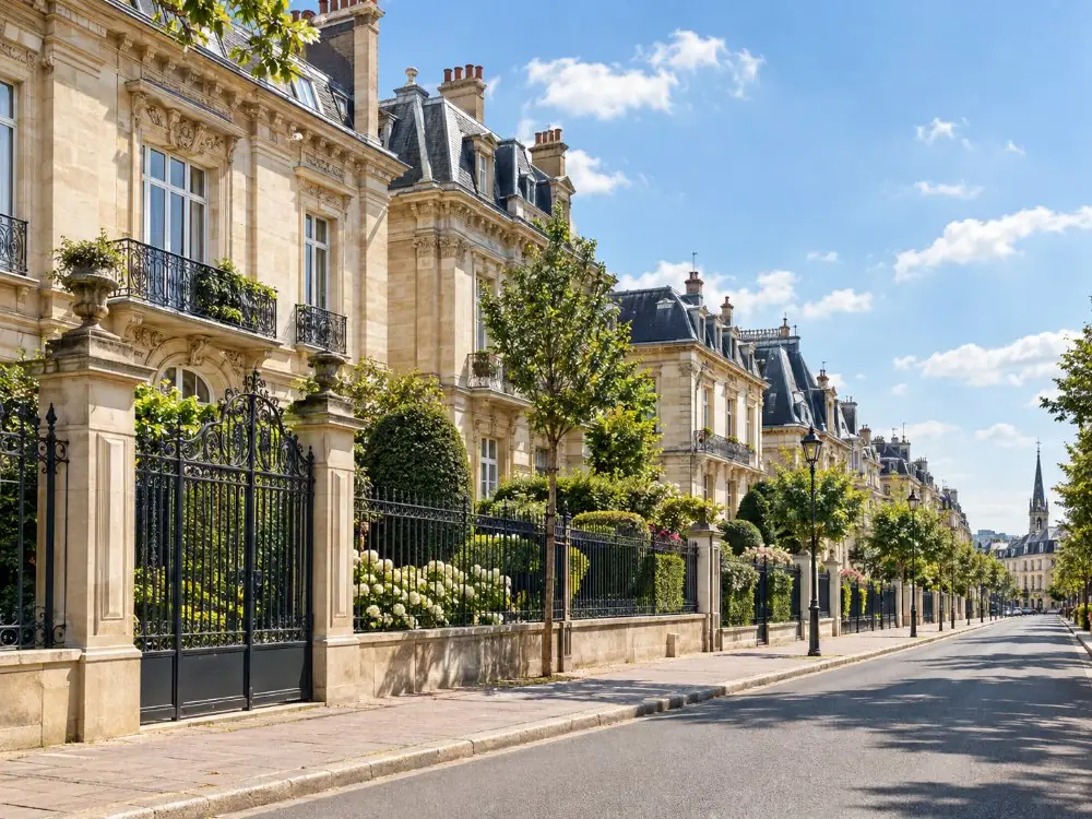 Steinerne Fassaden von Champagnerhäusern entlang einer breiten Allee in Épernay